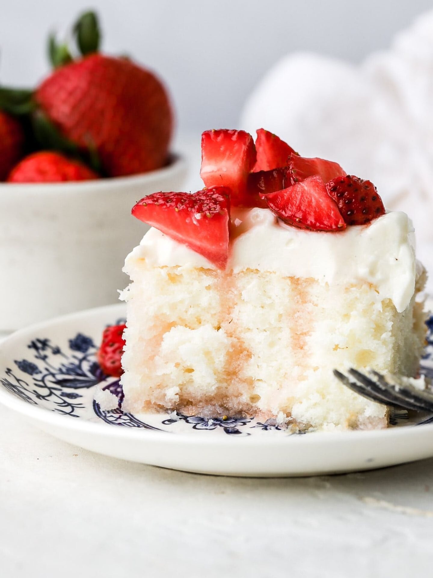 Vanilla Cake With Strawberries