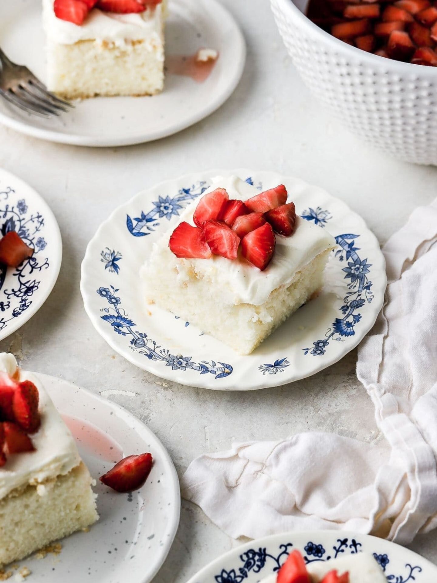 Vanilla Cake With Strawberries