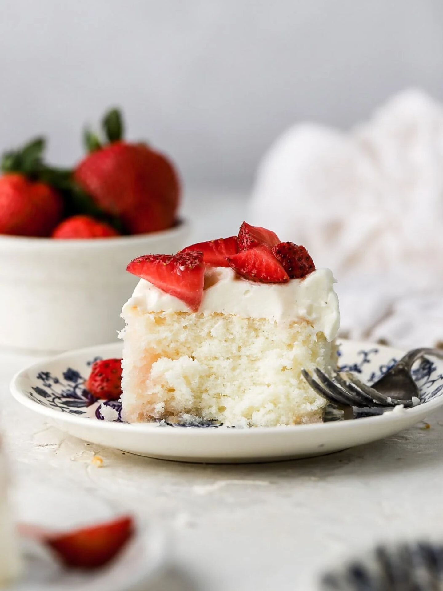 Vanilla Cake With Strawberries