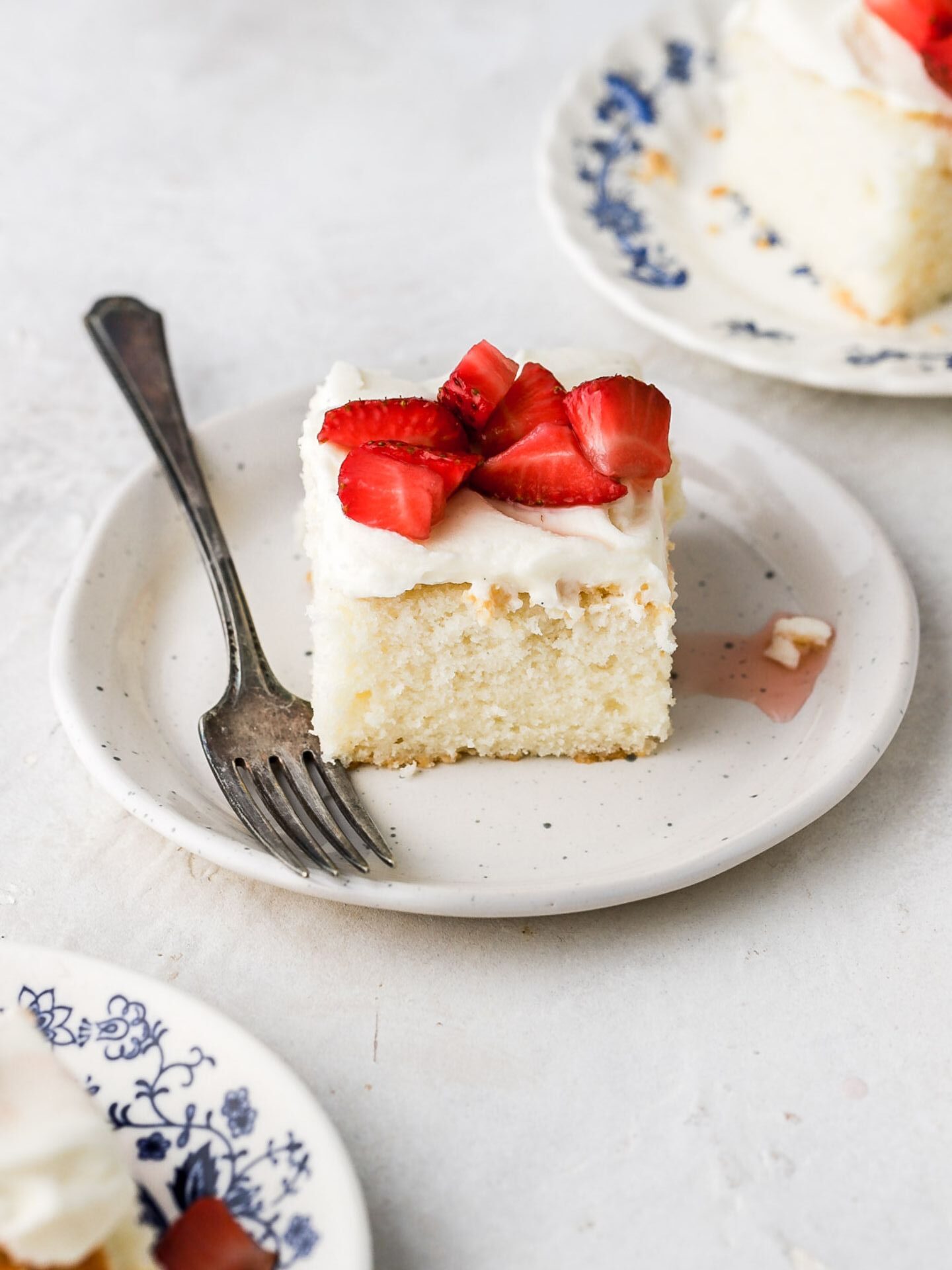 Vanilla Cake With Strawberries