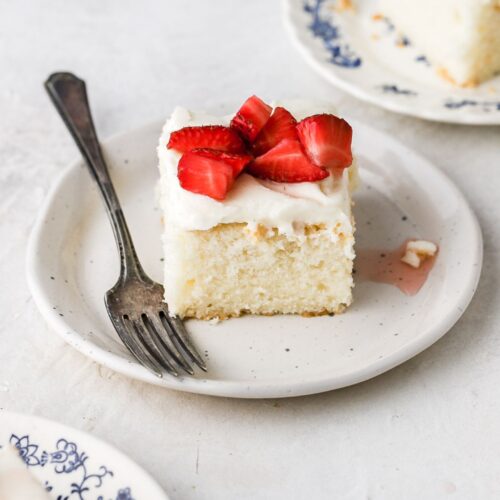 Vanilla Cake With Strawberries